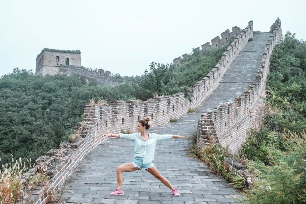 Yoga & Juliet, Yoga Chinese wall