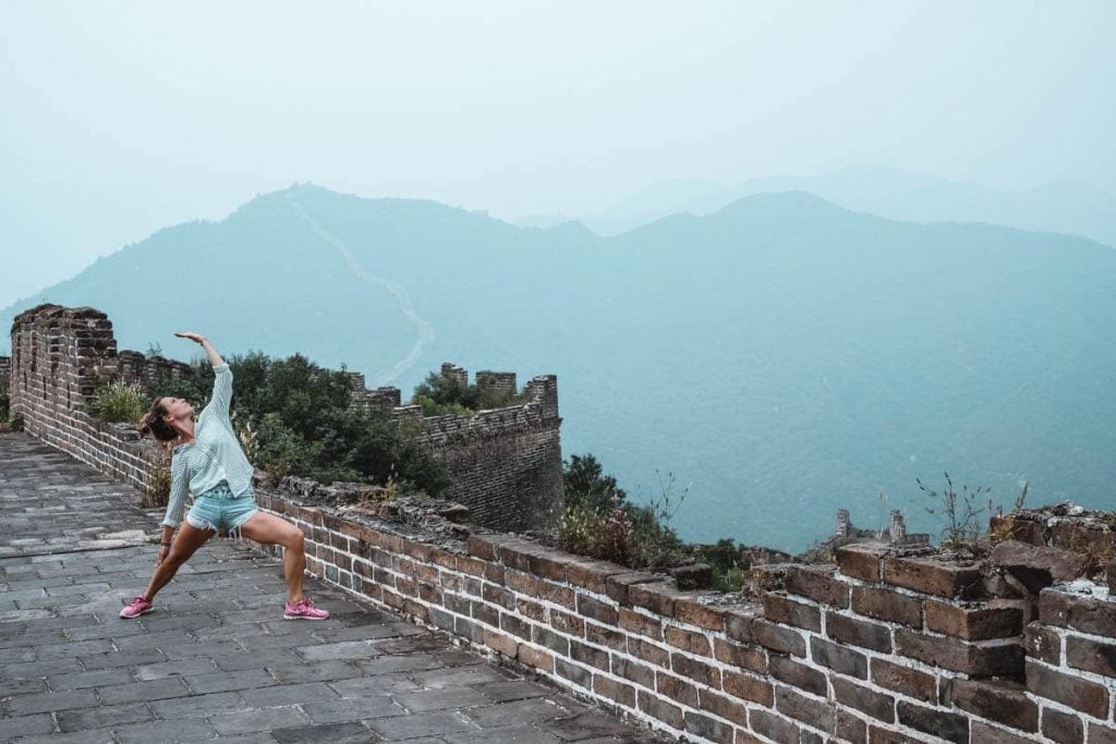 Yoga & Juliet, Yoga Chinese wall