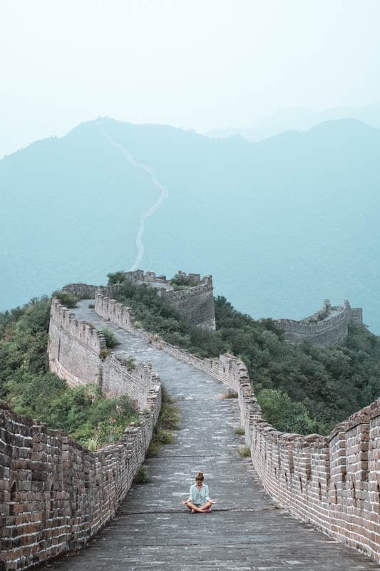 Yoga & Juliet, Yoga Chinese wall